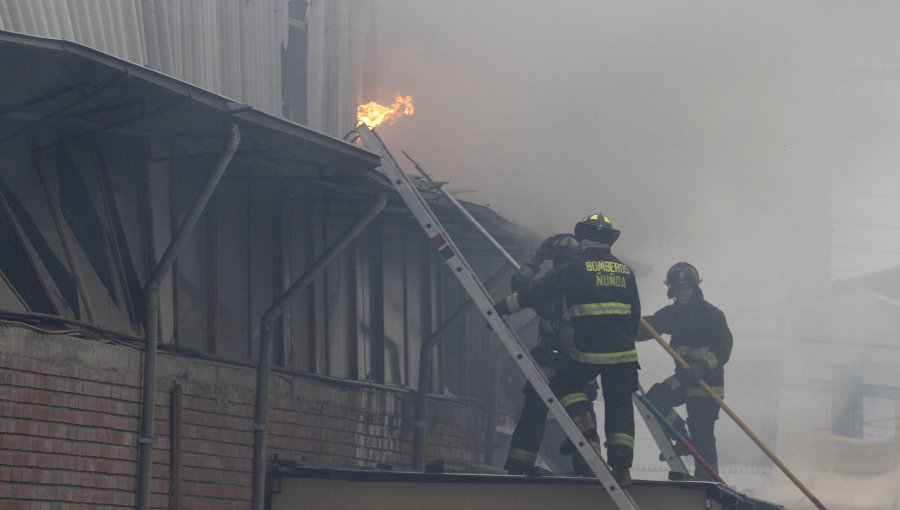 Bomberos concurren ante incendio en bodegas en Cerrillos