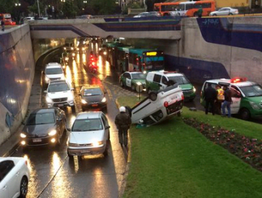 Carabinero protagoniza accidente de tránsito y termina con auto volcado en Santiago