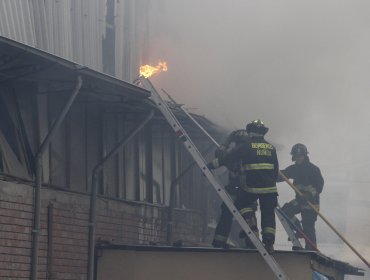 Bomberos concurren ante incendio en bodegas en Cerrillos