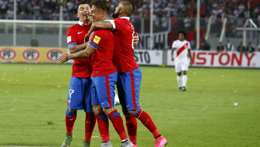 Gary Medel celebra el triunfo ante Perú: “No nos paran ni con brujería”