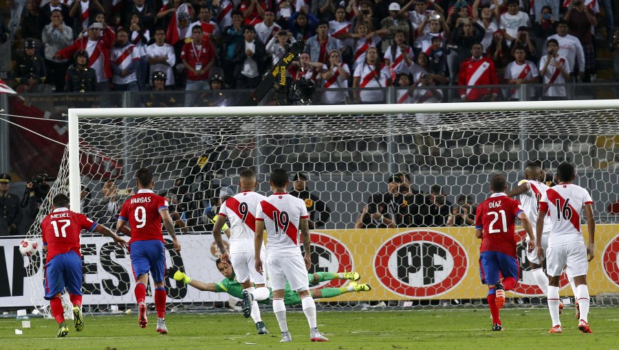 Bravo: "Nosotros hablamos en la cancha. Es un aprendizaje para ellos"