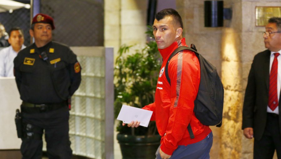 Gary Medel viajó a Italia tras exitosa semana defendiendo a la Roja