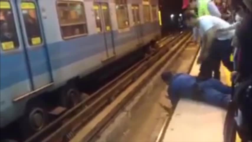 Video: Metro Baquedano guardia salva a perro desde las vías del tren