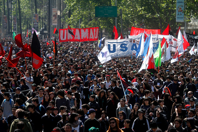 Marcha convocada por a Confech termina con incidentes