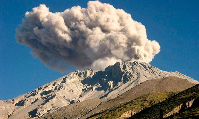 El volcán peruano Ubinas lanza cenizas en un radio de diez kilómetros