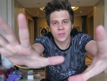 Video: El Rubius muestra los regalos recibidos por los fan chilenos