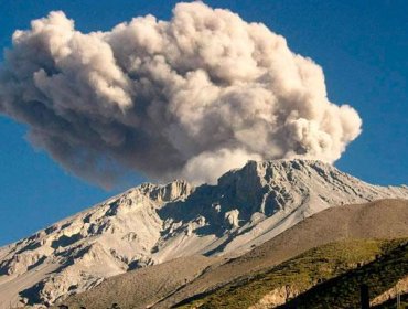 El volcán peruano Ubinas lanza cenizas en un radio de diez kilómetros