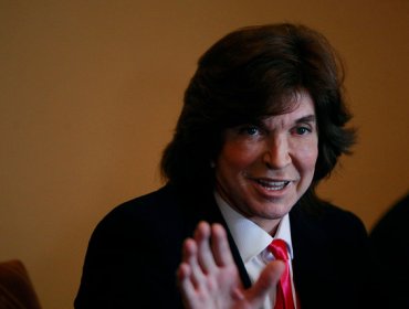 Camilo Sesto llega a Chile y responde a las críticas por su rostro
