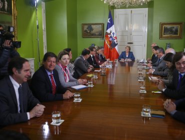 Bachelet se reunió con líderes de partidos por proceso de cambio constitucional