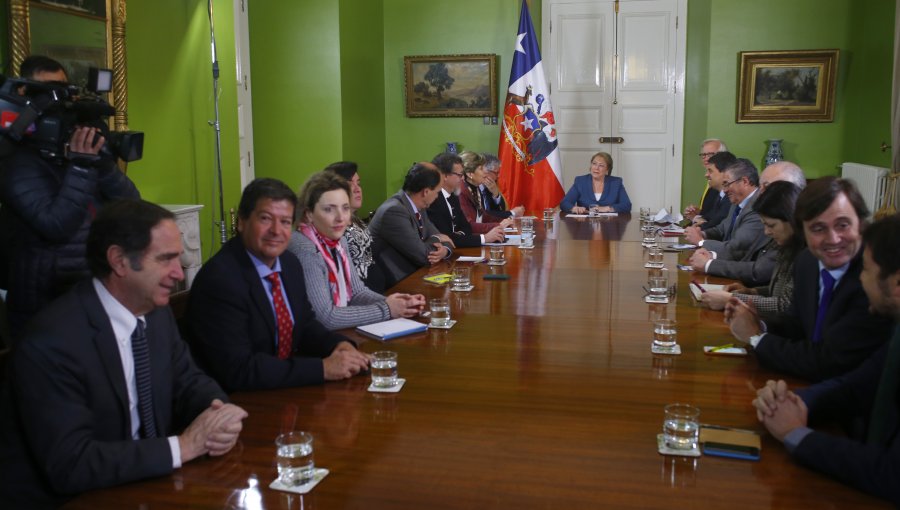 Bachelet se reunió con líderes de partidos por proceso de cambio constitucional