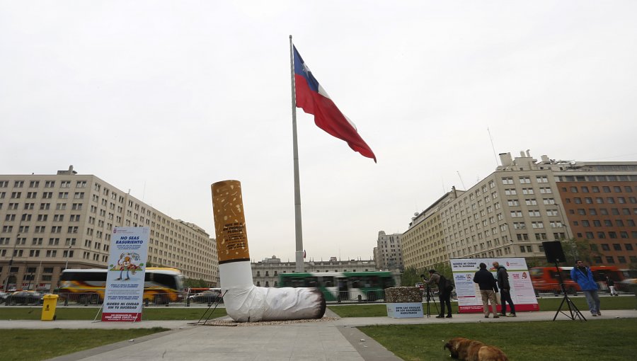 Colilla gigante en Plaza de la Ciudadanía llama la atención sobre suciedad