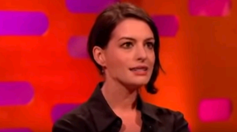 Video: Anne Hathaway sorprende imitando a Britney Spears