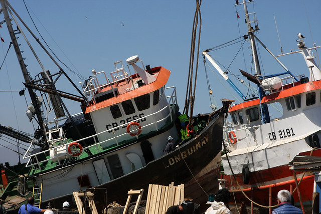 Se retiran las últimas embarcaciones varadas tras el tsunami en Coquimbo