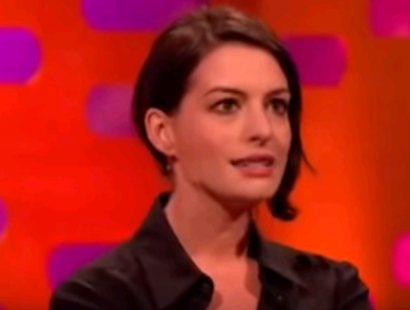 Video: Anne Hathaway sorprende imitando a Britney Spears