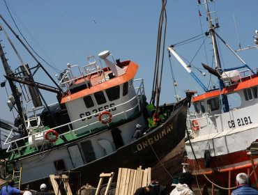 Se retiran las últimas embarcaciones varadas tras el tsunami en Coquimbo