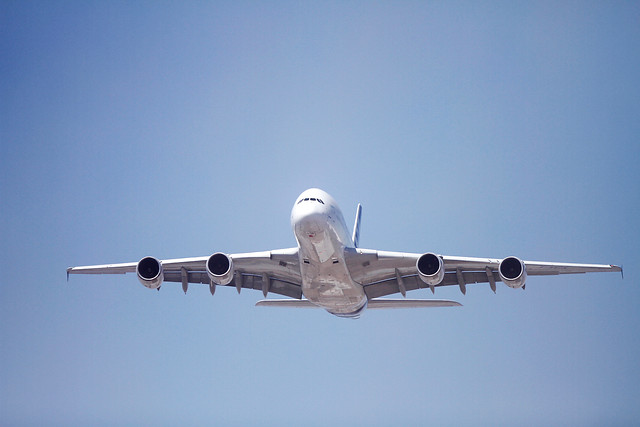 Policía irlandesa investiga muerte de brasileño que mordió a pasajero en avión