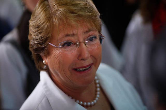 Aprobación a Presidenta Bachelet baja a 27% en sondeo de Cadem