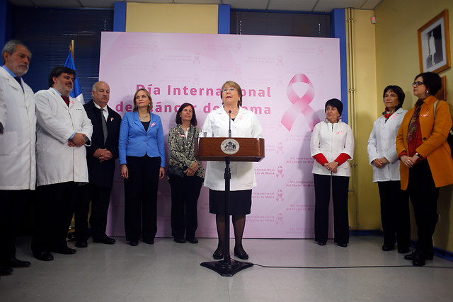 Bachelet resalta importancia de crear conciencia ante el Cáncer de Mama