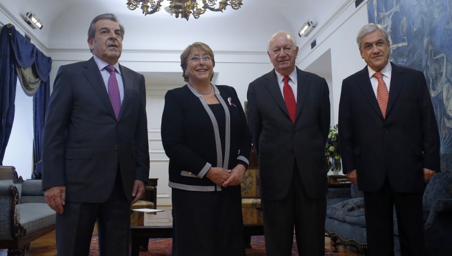 Ex Presidentes entregaron a Bachelet su visión sobre proceso constituyente