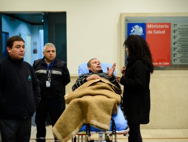 Alcalde de Cerro Navia se "encadenó" en el frontis del Ministerio de Salud