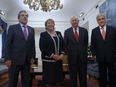 Ex Presidentes entregaron a Bachelet su visión sobre proceso constituyente