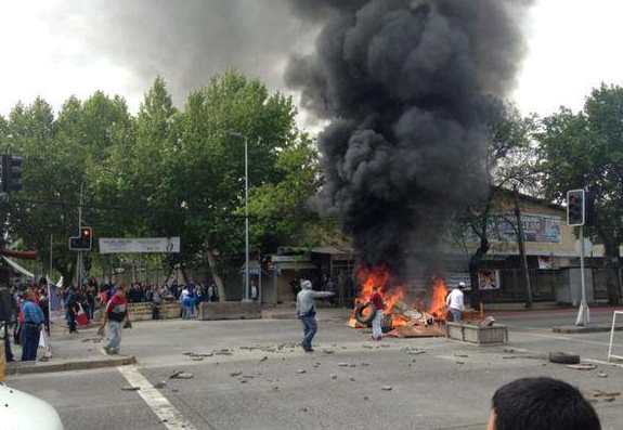 Trabajadores del Mall del Mueble protestaron con barricadas en Barrio Franklin