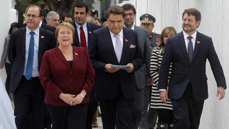 Bachelet junto a Mario Kreutzberger ponen la primera piedra de InstitutoTeletón