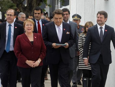 Bachelet junto a Mario Kreutzberger ponen la primera piedra de InstitutoTeletón