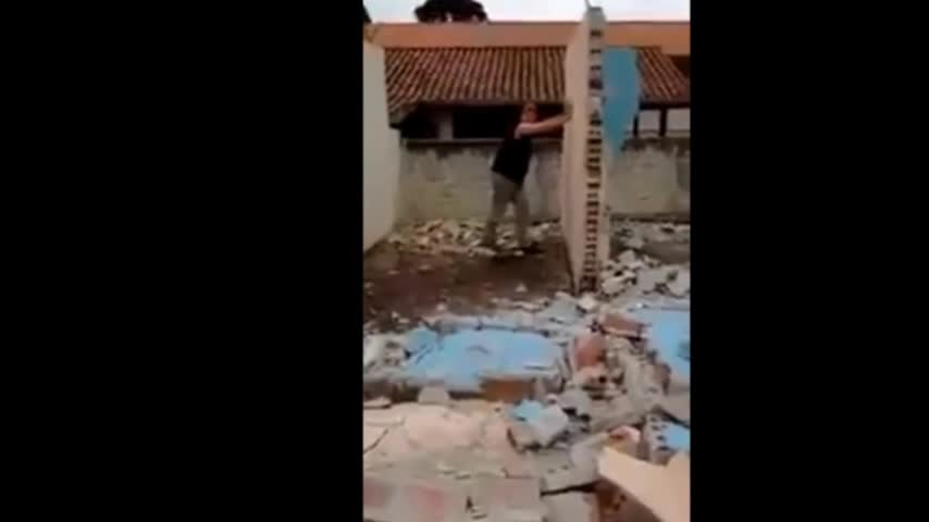 Video: Trabajador es aplastado por una pared durante una demolición