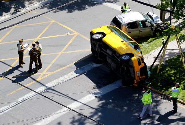 Revisarán videos para aclarar causa de accidente de furgón escolar en Las Condes