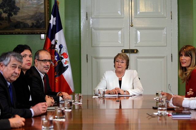 Presidenta Bachelet y la CUT abordaron durante 2 horas el paro en Registro Civil