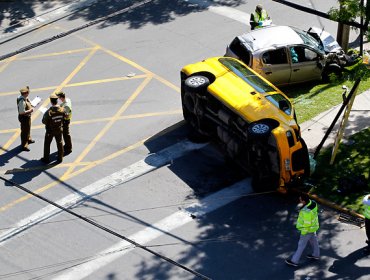 Revisarán videos para aclarar causa de accidente de furgón escolar en Las Condes