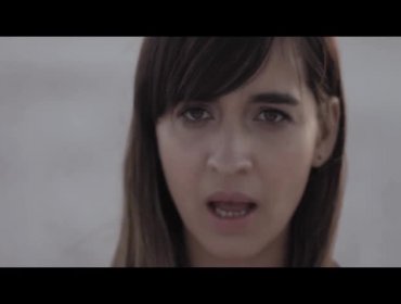 Video: Esposa de Stefan Kramer lanza su primer videoclip