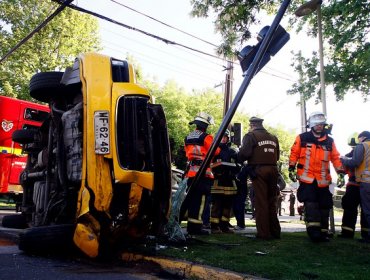 6 niños lesionados tras volcamiento de furgón escolar en Las Condes