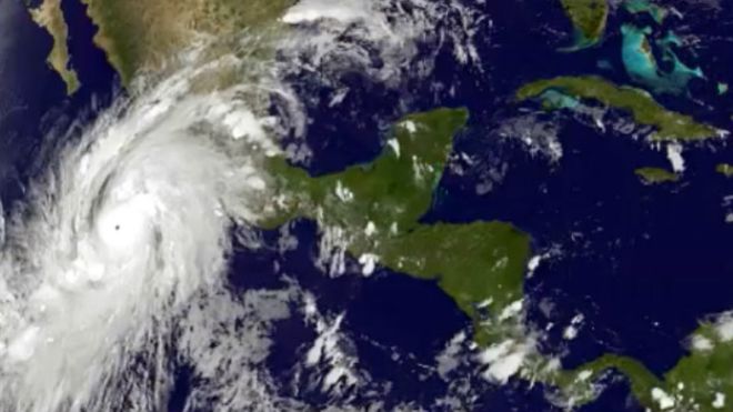 El "superhuracán" Patricia se acerca a México con vientos de hasta 400 k/h