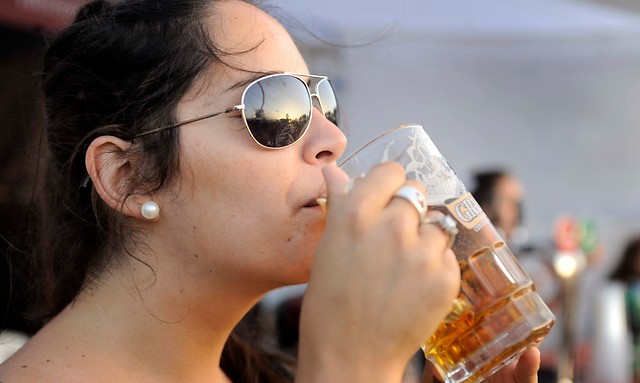 Cerveza sin alcohol durante lactancia reduce estrés oxidativo del recién nacido