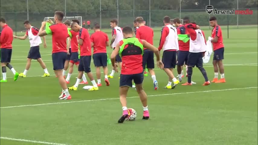 Alexis Sánchez se divierte en práctica del Arsenal