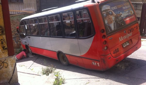 Microbús quedó atrapado en calle de Cerro Monjas de Valparaíso