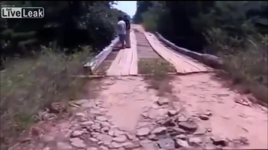 Video: Camión produce colapso de puente y cae al rio