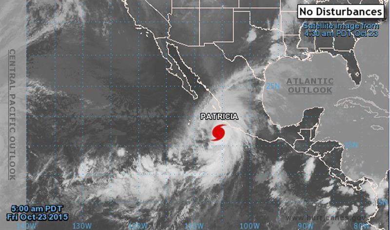 El ojo del huracán Patricia toca tierra en el estado mexicano de Jalisco