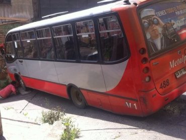 Microbús quedó atrapado en calle de Cerro Monjas de Valparaíso