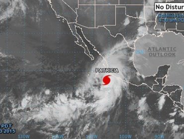 El ojo del huracán Patricia toca tierra en el estado mexicano de Jalisco