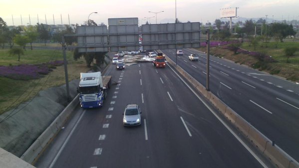 Caída de carga de camión provoca congestión en Vespucio Norte