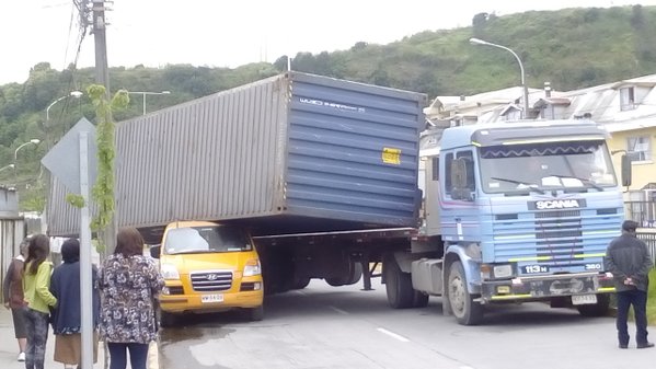 Container cae sobre furgón escolar en Concepción