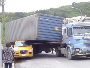 Container cae sobre furgón escolar en Concepción