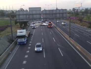 Caída de carga de camión provoca congestión en Vespucio Norte