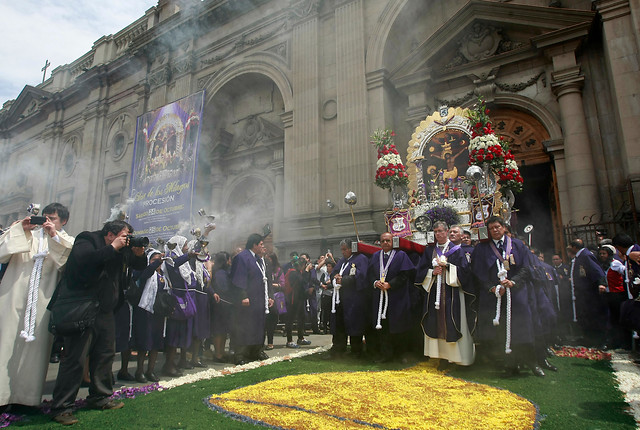 Arzobispo de Lima encabezó festividad del Señor de los Milagros en Santiago