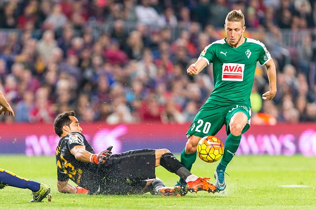 Barcelona con Bravo titular y triplete de Suárez vence a Eibar para seguir líder