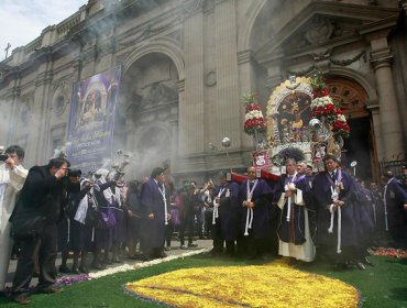 Arzobispo de Lima encabezó festividad del Señor de los Milagros en Santiago