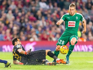 Barcelona con Bravo titular y triplete de Suárez vence a Eibar para seguir líder